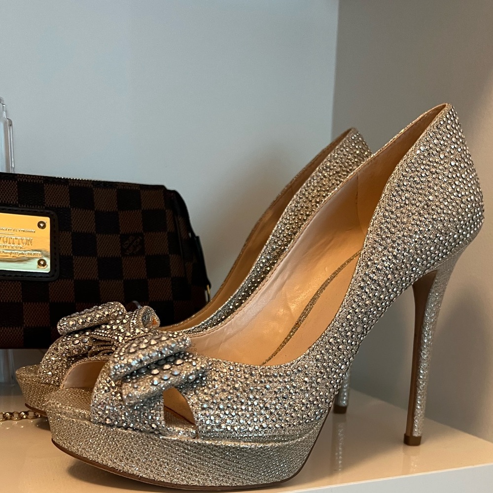 INC Rhinestone Womens Silver Bow Vernaa Peep Toe Classic Pumps 9 ♥️